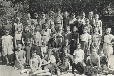 351699 Groepsportret met leerlingen van de Bilderdijkschool (Regentesselaan 70) te Maartensdijk, met in het midden ...